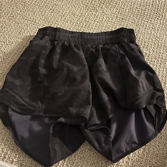 lululemon athletica Pants - Camo lululemon hotty hots in size 6 4”